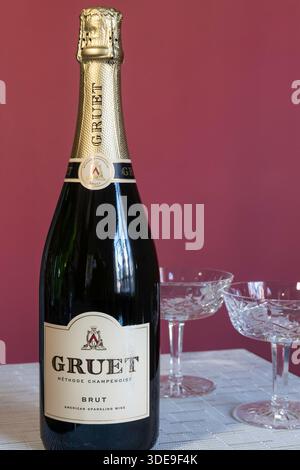 Stillleben einer Flasche Gruet Sekt mit zwei Waterford Kristallgläsern, 2025, USA, Stockfoto