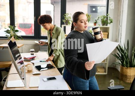 Zwei Frauen arbeiten in einem stilvollen Büro zusammen, diskutieren Projekte und tauschen Ideen aus. Stockfoto