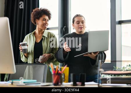 Zwei junge Führungskräfte führen produktive Gespräche, während sie in einem stilvollen Büro arbeiten. Stockfoto