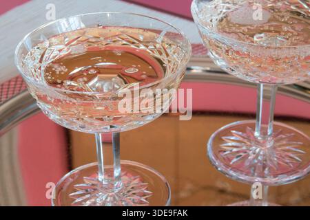 Nahaufnahme von Waterford Crystal Champagnercoupés bei einer besonderen Veranstaltung auf einem Silbertablett, 2025, New York City, USA Stockfoto