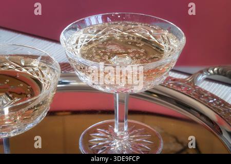 Nahaufnahme von Waterford Crystal Champagnercoupés bei einer besonderen Veranstaltung auf einem Silbertablett, 2025, New York City, USA Stockfoto