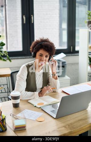 Der junge Manager konzentriert sich auf Aufgaben, während er an einem virtuellen Meeting im Büro teilnimmt. Stockfoto
