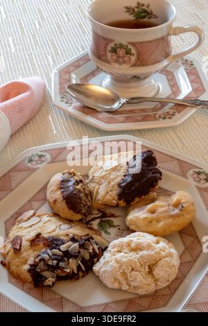 Nahaufnahme eines Tellers Gourmet, frisch gebackene hausgemachte Kekse, USA Stockfoto