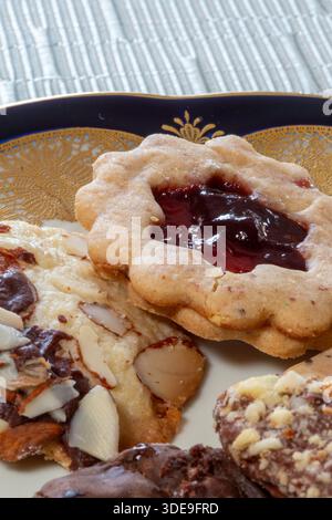 Nahaufnahme eines Tellers Gourmet, frisch gebackene hausgemachte Kekse, USA Stockfoto