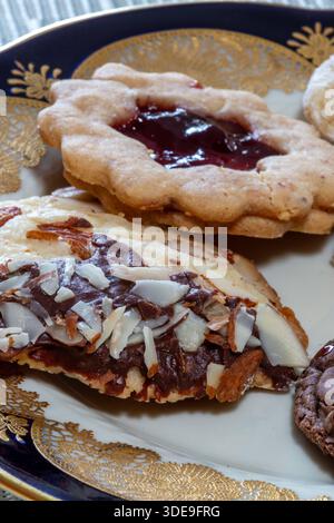 Nahaufnahme eines Tellers Gourmet, frisch gebackene hausgemachte Kekse, USA Stockfoto