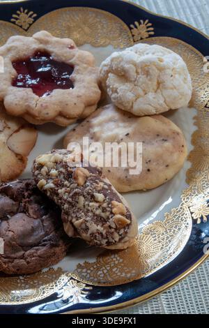 Nahaufnahme eines Tellers Gourmet, frisch gebackene hausgemachte Kekse, USA Stockfoto