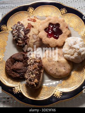 Nahaufnahme eines Tellers Gourmet, frisch gebackene hausgemachte Kekse, USA Stockfoto