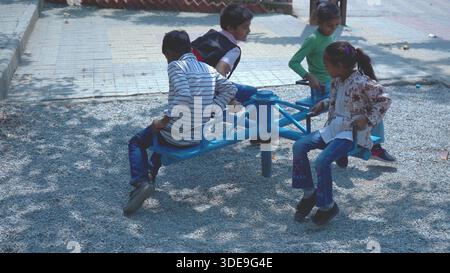 Fröhliche Kinder spielen und genießen im Green Park Stockfoto