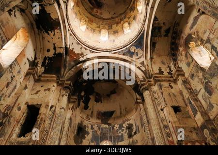 Das wunderschöne Innere der Kirche St. Gregor des Erleuchtenden, Tigraner Ehrungen, Wände, Gewölbe und die Kuppel sind vollständig mit farbenfrohen Fresken, Wand- und Deckenmalereien bedeckt, in der antiken armenischen Stadt Ani, in der Nähe von Kars, Türkei 2022 Stockfoto