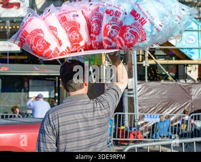 New Orleans, LA, USA – 28. Februar 2025: Straßenverkäufer verkaufen Zuckerwatte an Besucher der Mardi Gras-Parade auf der St. Charles Avenue-Parade Stockfoto