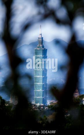 30. November 2024, Taiwan, Taipeh: Blick auf die Skyline von Taipeh mit Tower 101. Foto: Andreas Arnold/dpa Stockfoto