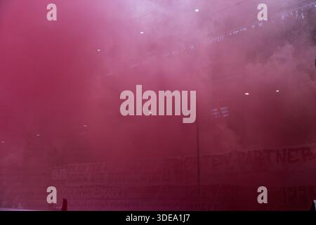 SALZBURG, ÖSTERREICH - 6. JANUAR: Fans des FC Bayern München zünden mehrere rote Rauchbomben an, die den fanzone und das Stadion während des Freundschaftsspiels zwischen dem FC Red Bull Salzburg und dem FC Bayern München am 6. Januar 2026 in Salzburg in eine rote Rauchzone verwandeln. Stockfoto