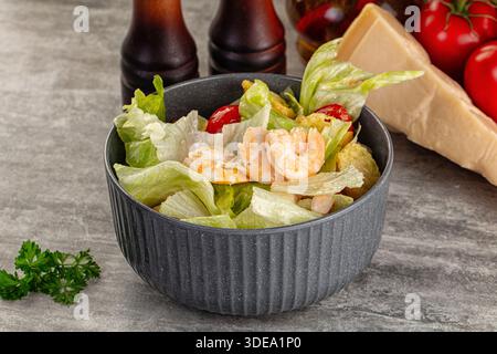 Leckerer caesar-Salat mit Garnelen und Eisberg Stockfoto