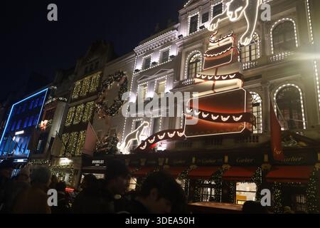 Luxusläden zeigen ihren Weihnachtsgeist im Dezember 2026 auf der Bond Street in London. Stockfoto