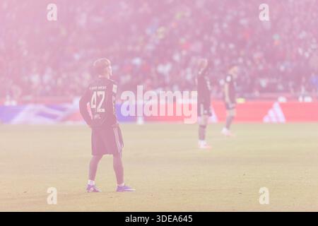 SALZBURG, ÖSTERREICH - 6. JANUAR: Lennart Karl (FC Bayern München, 42) steht in rotem Rauch während des Freundschaftsspiels zwischen FC Red Bull Salzburg und FC Bayern München am 6. Januar 2026 in Salzburg. Stockfoto