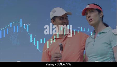 Lächelnde zwei Golfspieler auf dem Golfplatz mit Polos und Visier, mit Putter und Finanzkarte Stockfoto