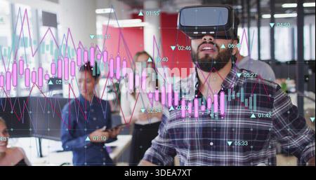 Analyse eines Mannes, der kariertes Hemd und VR-Headset trägt und Kerzendiagramme im Büro mit Tablet ansieht Stockfoto