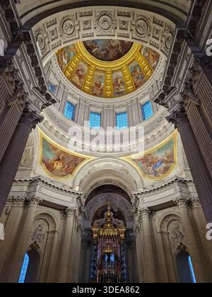 Atemberaubende Aussicht auf die Kathedrale Saint-Louis des Invalides in Paris, Frankreich. Massive runde Decke der Kuppel mit goldenem barocken PA Stockfoto
