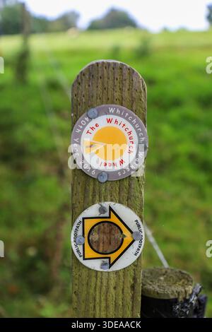 Wegweiser oder Wegmarkierungen auf einem hölzernen Pfosten mit der Aufschrift The Whitchurch Wheel Public Footpath, Whitchurch, Shropshire, England, Großbritannien Stockfoto