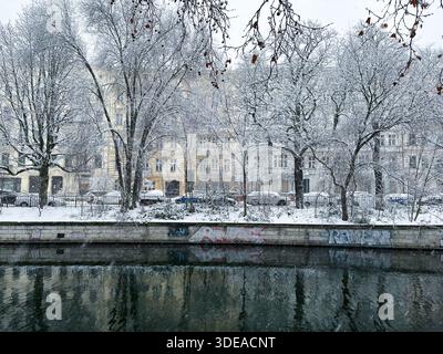 Gebäude an der Planuferstraße und am Landwehrkanal im Schnee mit Bäumen Stockfoto