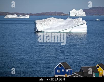 Eisberge vor der Stadt Upernavik in Nordgrönland Stockfoto