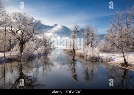 DE - BAYERN: Winterlicher Blick auf die Loisach in den Kochelsee bei Murnau Stockfoto
