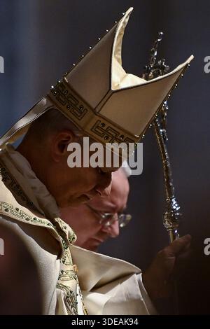 Papst Leo XIV. Führt den Ritus für die Schließung der Heiligen Pforte im Petersdom am 6. Januar 2026 in Vatikanstadt Stockfoto