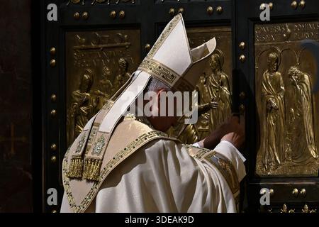 Papst Leo XIV. Führt den Ritus für die Schließung der Heiligen Pforte im Petersdom am 6. Januar 2026 in Vatikanstadt Stockfoto