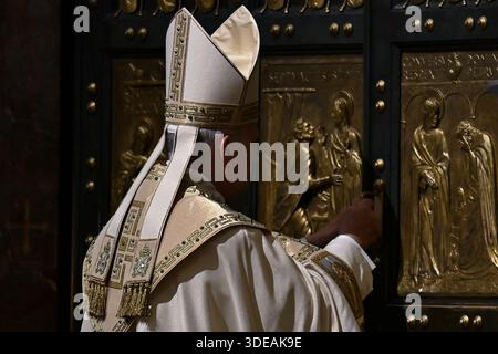Papst Leo XIV. Führt den Ritus für die Schließung der Heiligen Pforte im Petersdom am 6. Januar 2026 in Vatikanstadt Stockfoto