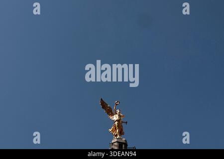 Eine allgemeine Ansicht, die das Angel of Independence Monument am 5. Januar 2026 in Mexiko zeigt. (Foto: Josue Pérez/Nexpher Images) Stockfoto
