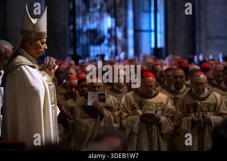 VATIKANSTADT, VATIKAN - 6. JANUAR: Papst Leo XIV. Führt den Ritus für die Schließung der Heiligen Pforte in der Basilika St. Peters am 6. Januar 2026 in Vatikanstadt. Am Hochfest der Epiphanie des Herrn führt Papst Leo XIV. Die Heilige Messe in der Basilika St. Peters und schließt die letzte Heilige Pforte – das offizielle Ende des Jubiläumsjahres der Hoffnung. Stockfoto