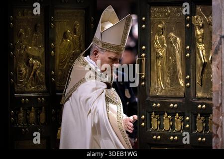 VATIKANSTADT, VATIKAN - 6. JANUAR: Papst Leo XIV. Führt den Ritus für die Schließung der Heiligen Pforte in der Basilika St. Peters am 6. Januar 2026 in Vatikanstadt. Am Hochfest der Epiphanie des Herrn führt Papst Leo XIV. Die Heilige Messe in der Basilika St. Peters und schließt die letzte Heilige Pforte – das offizielle Ende des Jubiläumsjahres der Hoffnung. Stockfoto