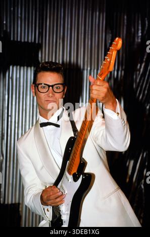 Schauspieler und Musiker Fabian Harloff im Musical Buddy, es handelt vom Rock 'n' Roll Musiker Buddy Holly, hier sieht man Hauptdarsteller Fabian Harloff mit Fender Stratocaster Gitarre auf der Bühne des Musical-Theaters in Hamburg, 1994. Stockfoto