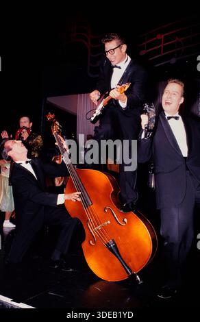 Schauspieler und Musiker Fabian Harloff im Musical Buddy, es handelt vom Rock 'n' Roll Musiker Buddy Holly, hier sieht man Hauptdarsteller Fabian Harloff mit Fender Stratocaster Gitarre und weitere Darsteller und Bassist auf der Bühne im Musical-Theater in Hamburg, 1994. Stockfoto