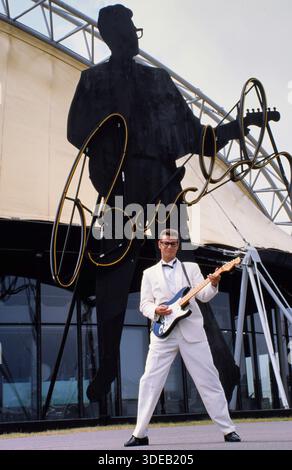 Schauspieler und Musiker Fabian Harloff im Musical Buddy, es handelt vom Rock 'n' Roll Musiker Buddy Holly, hier sieht man Hauptdarsteller Fabian Harloff mit Fender Stratocaster Gitarre vor dem Musical-Theater im Hafen von Hamburg, 1994. Stockfoto