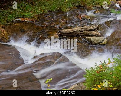 Fließendes Flusswasser über das felsige Flussbett der Sable Falls am Pictured Rocks National Lakeshore Stockfoto