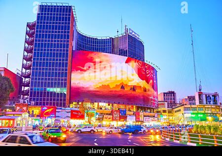 Teheran, Iran - Oktober 24, 2017: Abends ist die beste Zeit, Valiasr Square, der Haupteinkaufsstraße der Stadt, am 24. Oktober in Teheran zu besuchen. Stockfoto