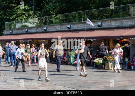 Reiseleiter mit der weißen Flagge führende Touristengruppe auf Viru tänav in Tallinn, Estland Stockfoto