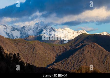 Massif du Mont Vallier in der Region Couserans in Ariège, im Frühjahr noch schneebedeckt vom Bahnhof Guzet Neige Stockfoto