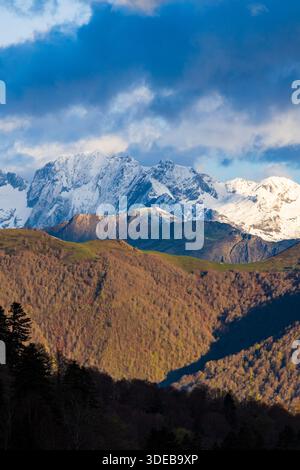 Massif du Mont Vallier in der Region Couserans in Ariège, im Frühjahr noch schneebedeckt vom Bahnhof Guzet Neige Stockfoto