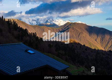 Massif du Mont Vallier in der Region Couserans in Ariège, im Frühjahr noch schneebedeckt vom Bahnhof Guzet Neige Stockfoto