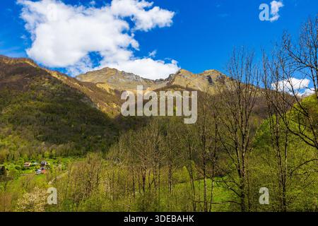 Berg Mont Béas mit Blick auf das Dorf Aulus-les-Bains in der Pyrenäenregion Haut-Couserans, Ariège Stockfoto