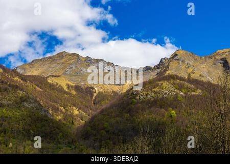 Berg Mont Béas mit Blick auf das Dorf Aulus-les-Bains in der Pyrenäenregion Haut-Couserans, Ariège Stockfoto