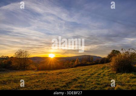 Sonnenuntergang orange und rot über einem ländlichen Herbstfeld in der Slowakei Stockfoto