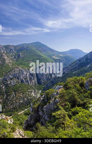 Der Fluss Verdon windet sich durch tiefe felsige Schluchten und grüne Berge der Provence Stockfoto