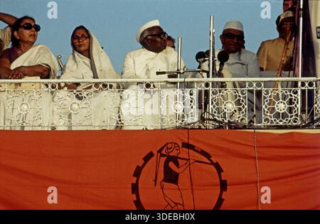 Jagjivan RAM und Morarji Desai auf einer Tribüne bei einer öffentlichen Veranstaltung, flankiert von mehreren Begleitpersonen. Vor ihnen Mikrofone und eine dekorative Balustrade mit Banner. Indien, 1970er. Stockfoto