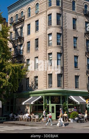 New York, NY, USA - 28. September 2025: Die Menschen genießen einen Brunch im Freien in einem beliebten Café im Stadtteil Greenwich Village in New York C. Stockfoto