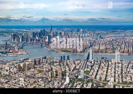 Eine weitläufige Luftaufnahme von New York City mit dem East River mit den Brücken Brooklyn, Manhattan und Williamsburg. Stockfoto