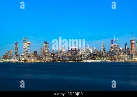 New York, NY, USA - 21. September 2025: Die ikonische Hafenpromenade von Manhattan wird von den Lichtern von Midtown und neuen Immobilienentwicklungen beleuchtet Stockfoto