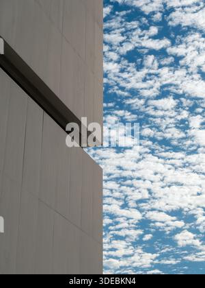 Minimalistische weiße, moderne Architektur mit geometrischen Wänden Stockfoto